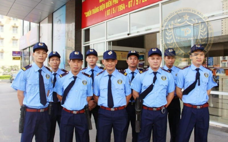 dùng bạo lực hăm dọa nhân viên