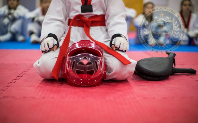 Bị đánh bằng mũ bảo hiểm