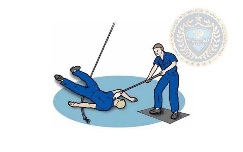 tách nguồn điện ra khỏi người nạn nhân