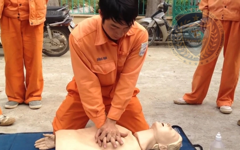 tiến hành sơ cứu