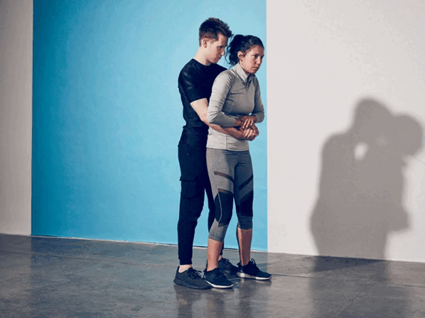 Trốn thoát khi bị tấn công từ phía sau