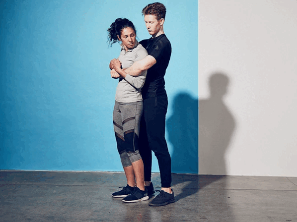 Trốn khi cánh tay bị mắc kẹt