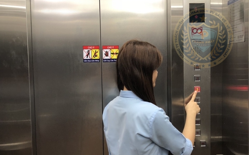 tìm cách liên lạc với bên ngoài