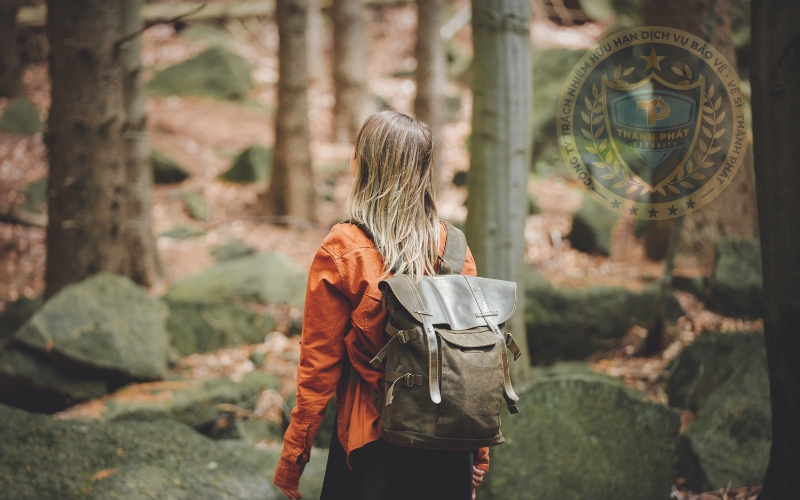 di chuyển thoát ra khỏi khu rừng