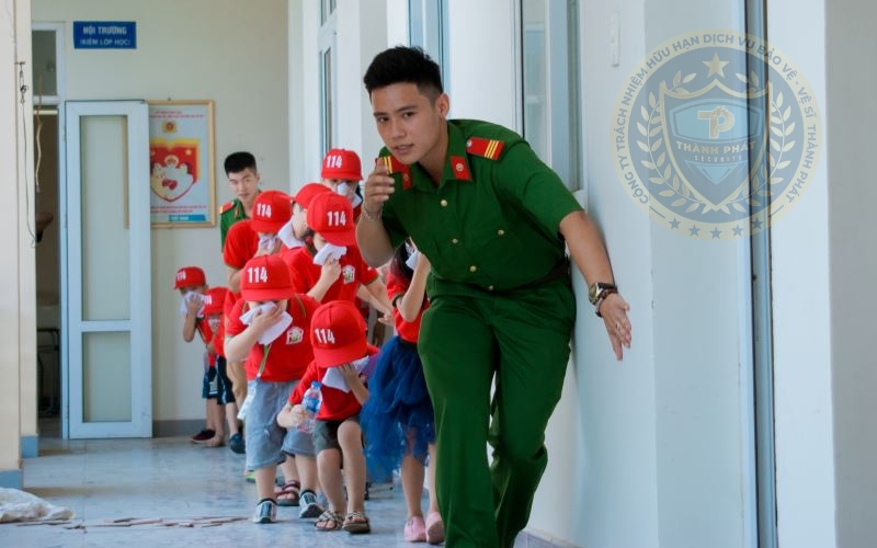 không núp ở phòng kín