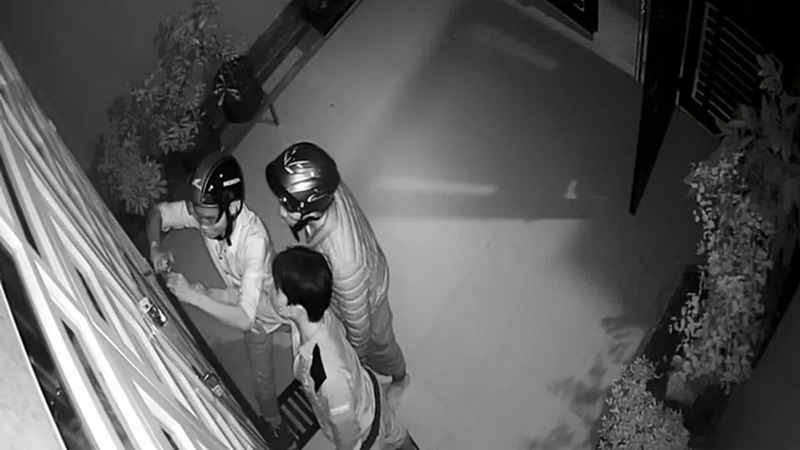 người lạ ngoài sân