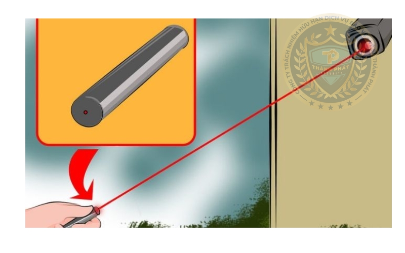dùng tia laser chiếu vào camera