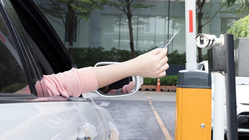 Kiểm soát xe ra vào bằng thẻ từ