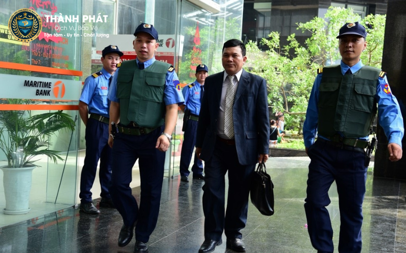 bảo vệ kiểm soát đám đông