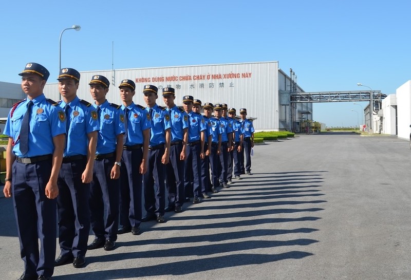 Bảo vệ tuần tra nhà máy