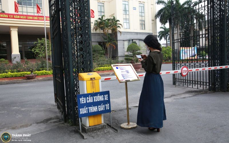 mẫu giấy ra vào cơ quan tham khảo