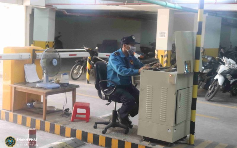 nhiệm cụ chính của nhân viên bảo vệ giữ xe rạp phim