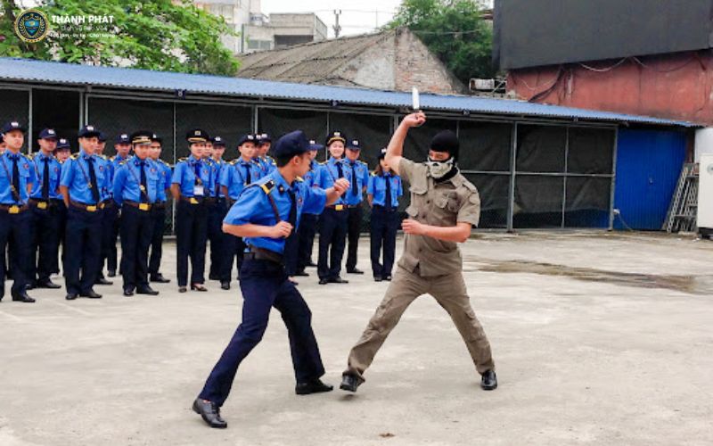 bảo vệ được trang bị những công cụ gì tại Thành phát