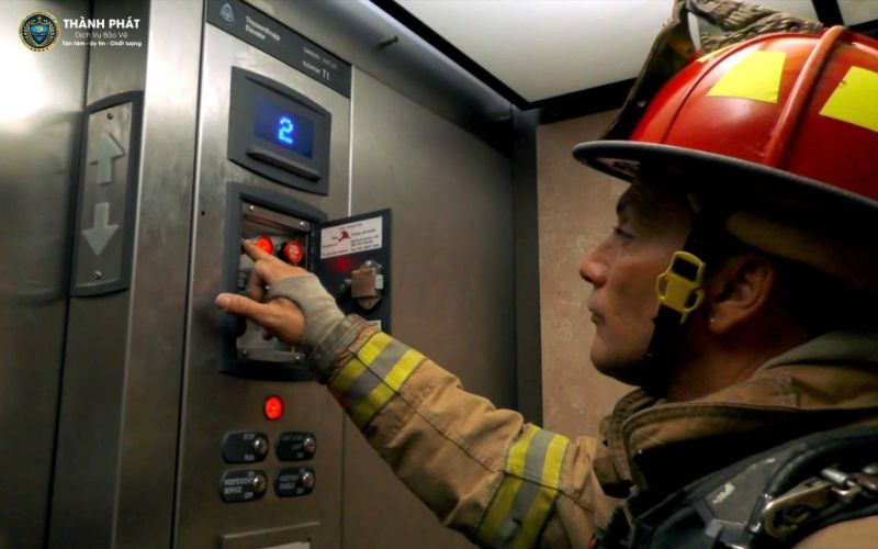 cách xử lý khi bị kẹt trong thang máy