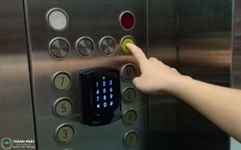 những điều nên và không nên làm khi bị kẹt thang máy